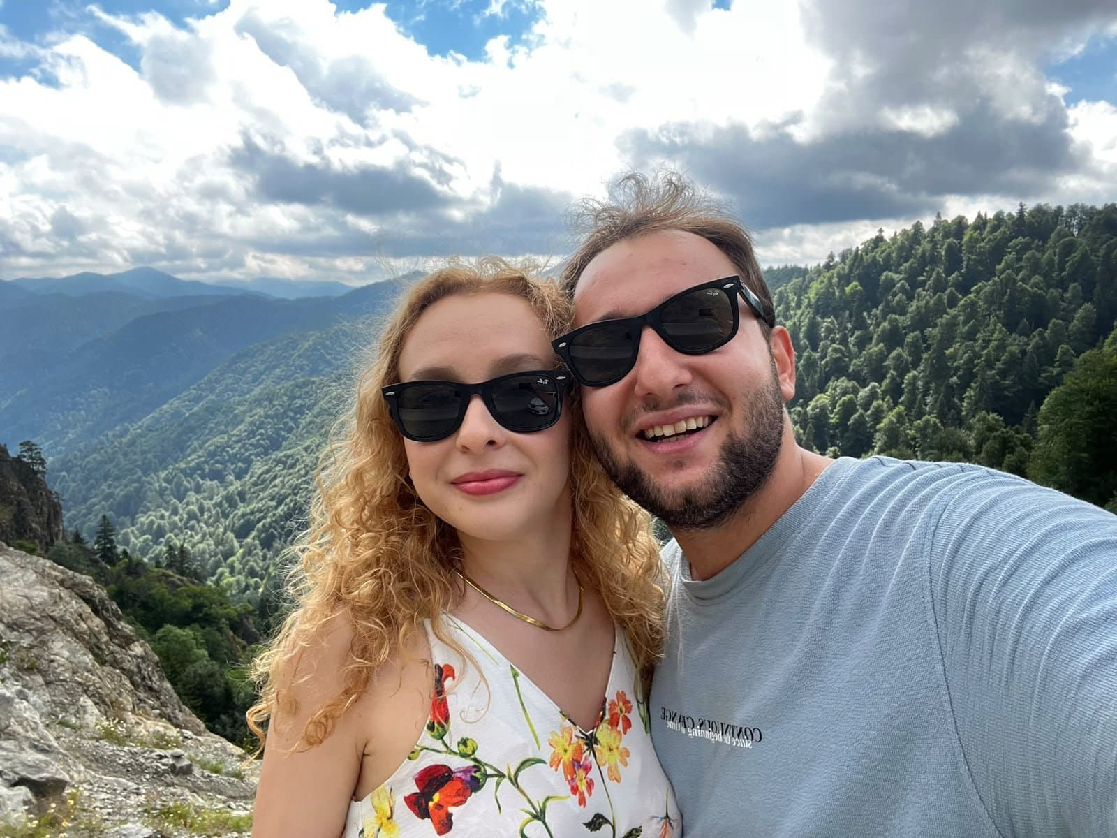 Tuğra ve eşi, ormanlık dağların önünde